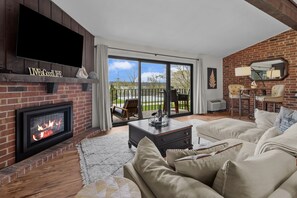 Smart TV, fireplace, books - Stunning Waterfront views & cozy fireplace on the shores of Lake Como. King bed. (Lake Geneva)