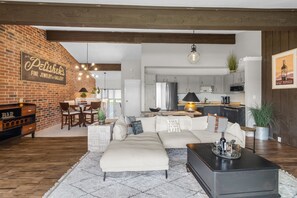 Smart TV, fireplace, books - Stunning Waterfront views & cozy fireplace on the shores of Lake Como. King bed. (Lake Geneva)