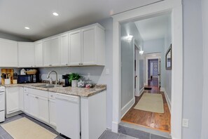 Fridge, microwave, oven, stovetop - Entire Unit: Stunningly Spacious 1br Midtown Getaway w. Free designated parking (Memphis)