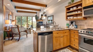 Una cocina moderna con armarios de madera, electrodomésticos de acero inoxidable y una isla grande.