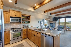 Geladeira, micro-ondas, fogão, cooktop