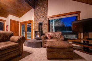 Smart TV, fireplace, ping pong, stereo