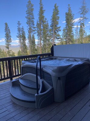 Outdoor spa tub - Upscale mountain house in the heart of Breckenridge (Breckenridge)