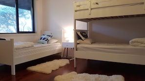 4 chambres, bureau, fer et planche Ă repasser, lit parapluie