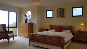 4 soverom, skrivebord, strykejern/-brett og reiseseng for barn