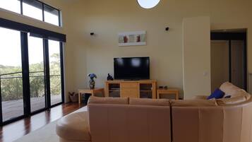 Smart-tv, dvd-afspiller, stereoanlæg, kontorer