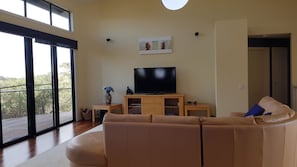 TV connectée, lecteur de DVD, chaßne hi-fi, espaces bureaux