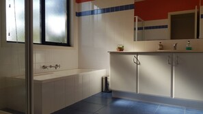 Bathtub, hair dryer, towels - Stunning Sea Views on Surf (CAPE PATERSON)