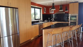 Køleskab, mikrobølgeovn, opvaskemaskine, højstol