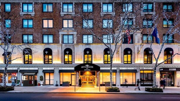 Un hôtel à la façade classique, doté de nombreuses vitrines et d’une entrée imposante.