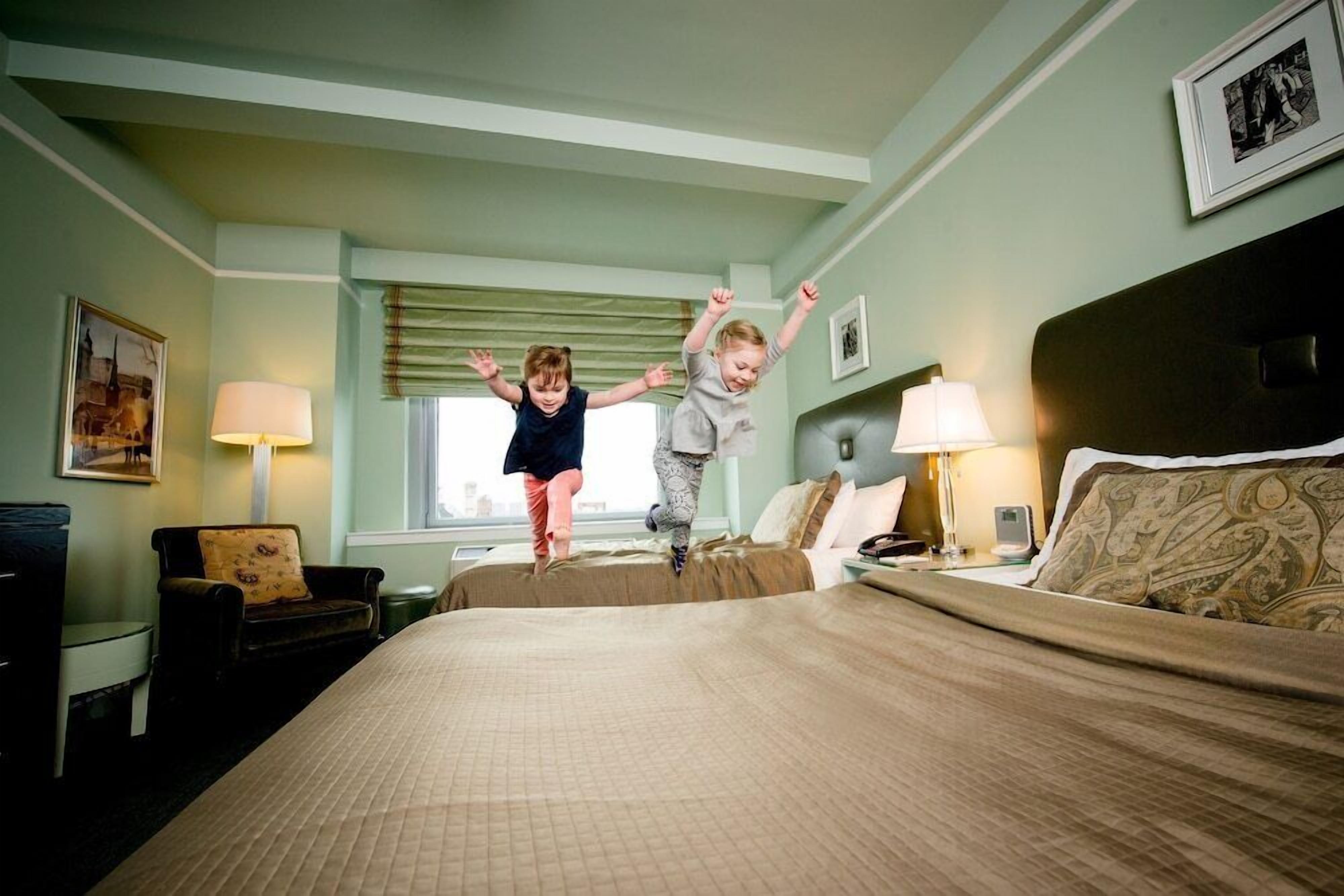 2 soverom, skrivebord, strykejern/-brett og reiseseng for barn