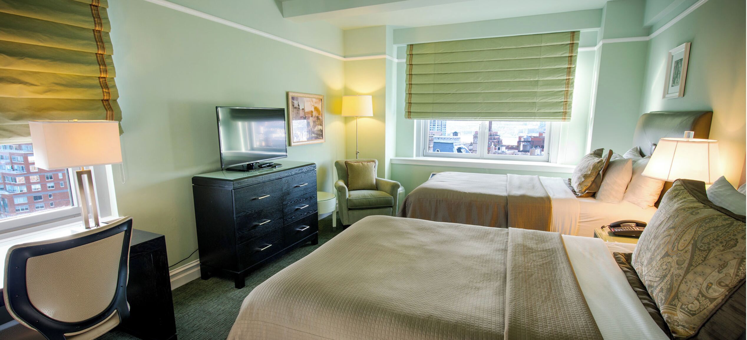 2 quartos, escrivaninha, ferros/tábuas de passar roupa, berço de viagem