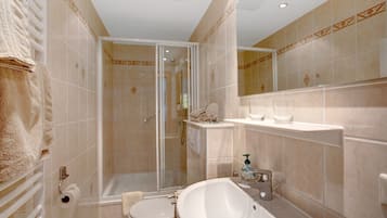Dusche, kostenlose Toilettenartikel, Haartrockner, HandtĂŒcher