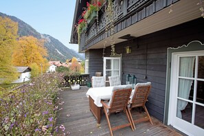 Outdoor dining - Vacation apartment "Seeberg - House Annamirl" with beautiful south terrace (Bayrischzell)