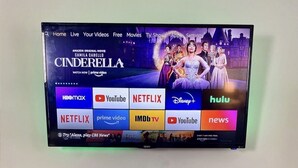 Ein Flachbildfernseher an der Wand zeigt die Disney+-App, wobei der Film 'Cinderella' im Fokus steht.