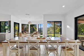 Dining - Hampton Hill House l Stayz Top 10 in Australia 2022 (Buderim)