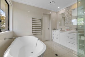Bathroom - Hampton Hill House l Stayz Top 10 in Australia 2022 (Buderim)
