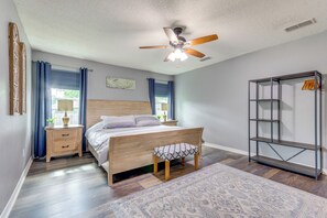 4 bedrooms, desk, iron/ironing board, internet - Spacious Home w/ Sunroom, 15 Mi to Pensacola! (Cantonment)