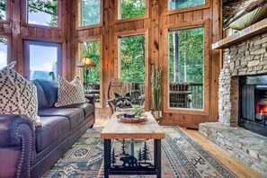 Smart TV, fireplace, video games, books - Cozy cabin w/ Hot tub, Arcade, Wi-Fi, Air Hockey & Views (Sevierville)