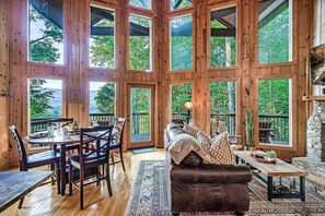 Smart TV, fireplace, video games, books - Cozy cabin w/ Hot tub, Arcade, Wi-Fi, Air Hockey & Views (Sevierville)