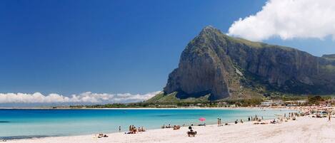 Una spiaggia nelle vicinanze