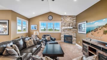 Fernseher, Kamin, Tischtennisplatte, BĂŒcher