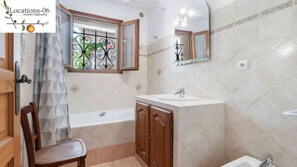Combined shower/tub, hair dryer, towels