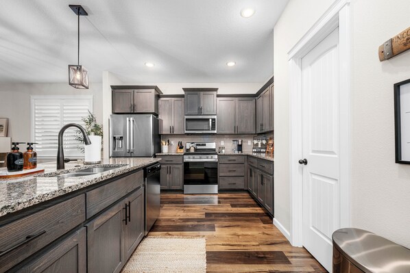 Fridge, microwave, stovetop, dishwasher