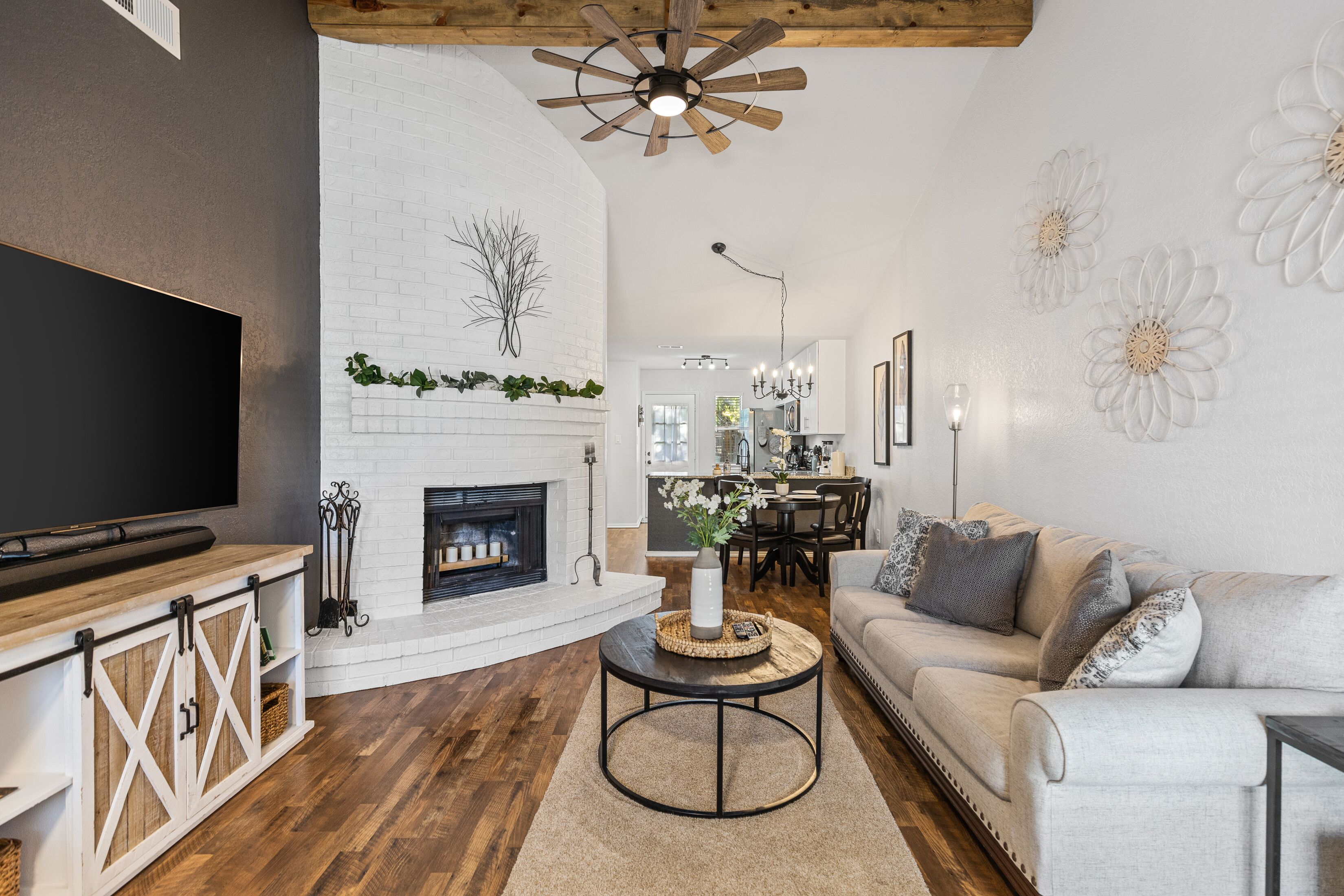 Texas Gardens- A Beautiful Cottage in the heart of DFW
