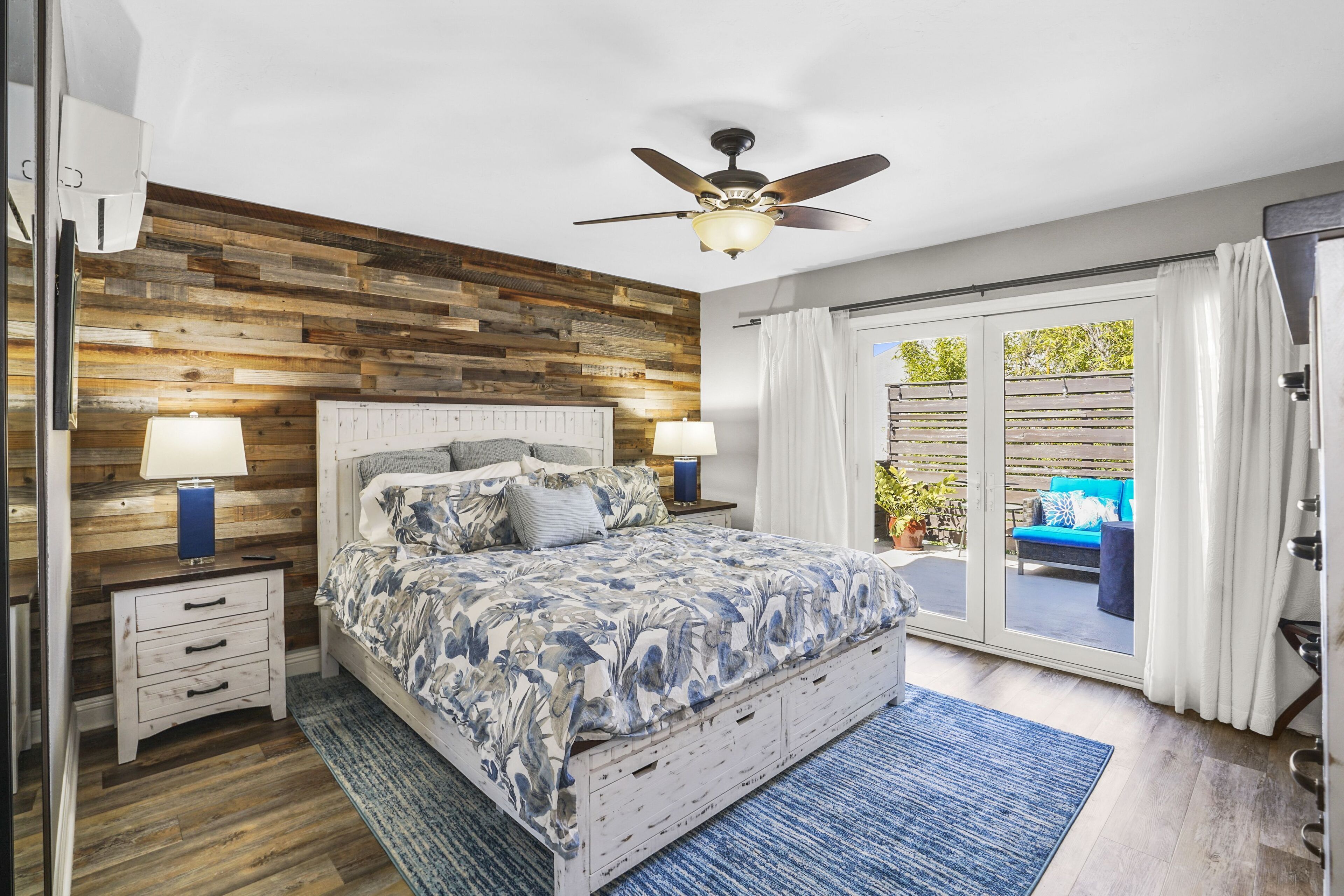 3 quartos, ferros/tábuas de passar roupa, berço de viagem