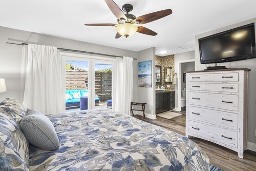 SoCal’s Tropical Paradise with Hot Tub