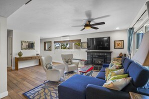 Een smart-tv en een tafeltennistafel