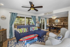 Una Smart TV, una mesa de tenis de mesa