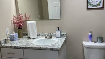 Chuveiro/banheira combinados, secador de cabelo, toalhas de banho