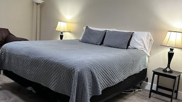 3 slaapkamers, een bureau, een strijkplank/strijkijzer, reisbedje