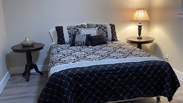 3 quartos, escrivaninha, ferros/tábuas de passar roupa, berço de viagem