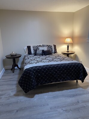 3 bedrooms, desk, iron/ironing board, travel cot - Newly Finished 3bed 2 bath (Basement Apartment) (Cedar City)