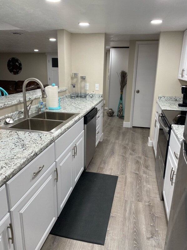 Geladeira, micro-ondas, fogão, cooktop