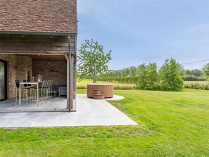 Outdoor dining - Country house surrounded by nature with hot tub (Maldegem)