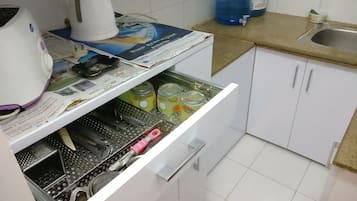 Geladeira, cooktop, chaleira elétrica, torradeira