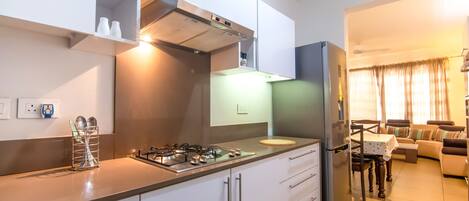 Frigorífico, microondas, horno y placa de cocina