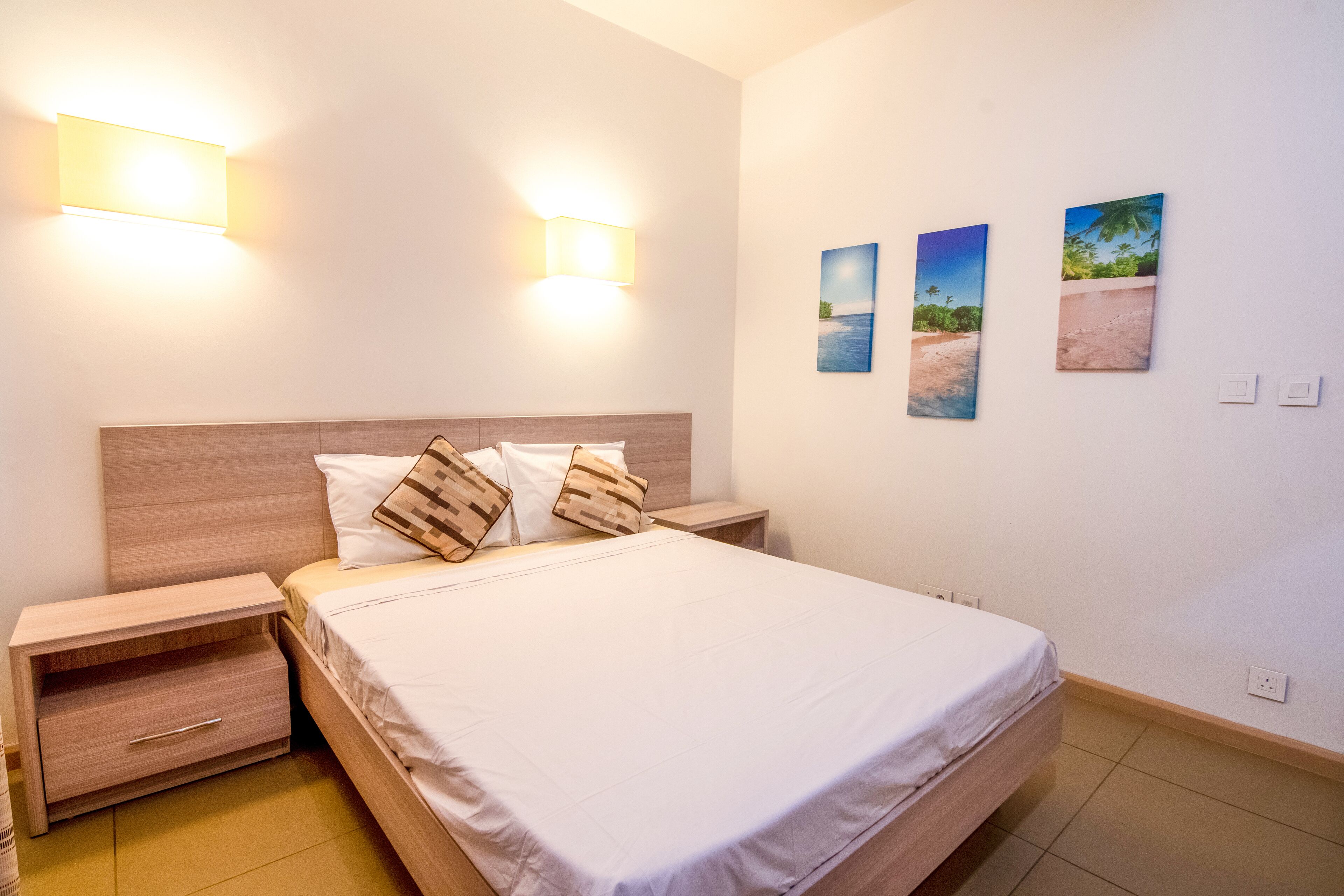 3 soverom, skrivebord, strykejern/-brett og reiseseng for barn