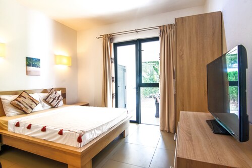 Azuri Ocean Village - Elegant 3-Bed Apartment - Private Garden & Pool Access