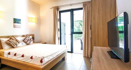 Azuri Ocean Village - Elegant 3-Bed Apartment - Private Garden & Pool Access