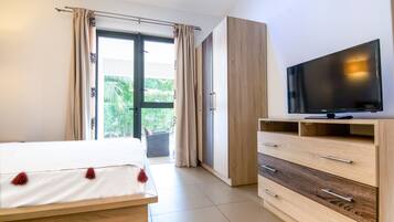 3 slaapkamers, een bureau, een strijkplank/strijkijzer, reisbedje