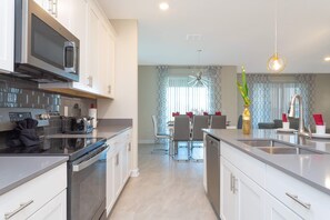 Refrigerador, microondas, horno, placa de cocina