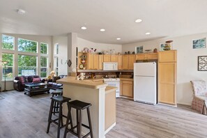 Interior - Old Mill Proxi - Hot Tub, Steps to Old Mill, Close to Downtown, Fireplace, AC, Pet Friendly (Bend)