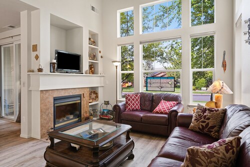 Old Mill Proxi - Hot Tub, Steps to Old Mill, Close to Downtown, Fireplace, AC, Pet Friendly