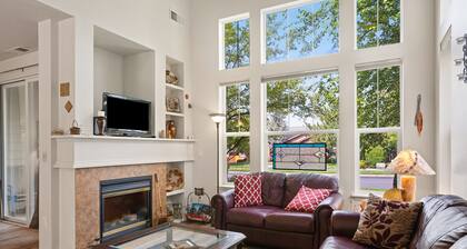 Old Mill Proxi - Hot Tub, Steps to Old Mill, Close to Downtown, Fireplace, AC, Pet Friendly