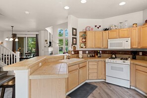 Fridge, microwave, oven, stovetop - Old Mill Proxi - Hot Tub, Steps to Old Mill, Close to Downtown, Fireplace, AC, Pet Friendly (Bend)